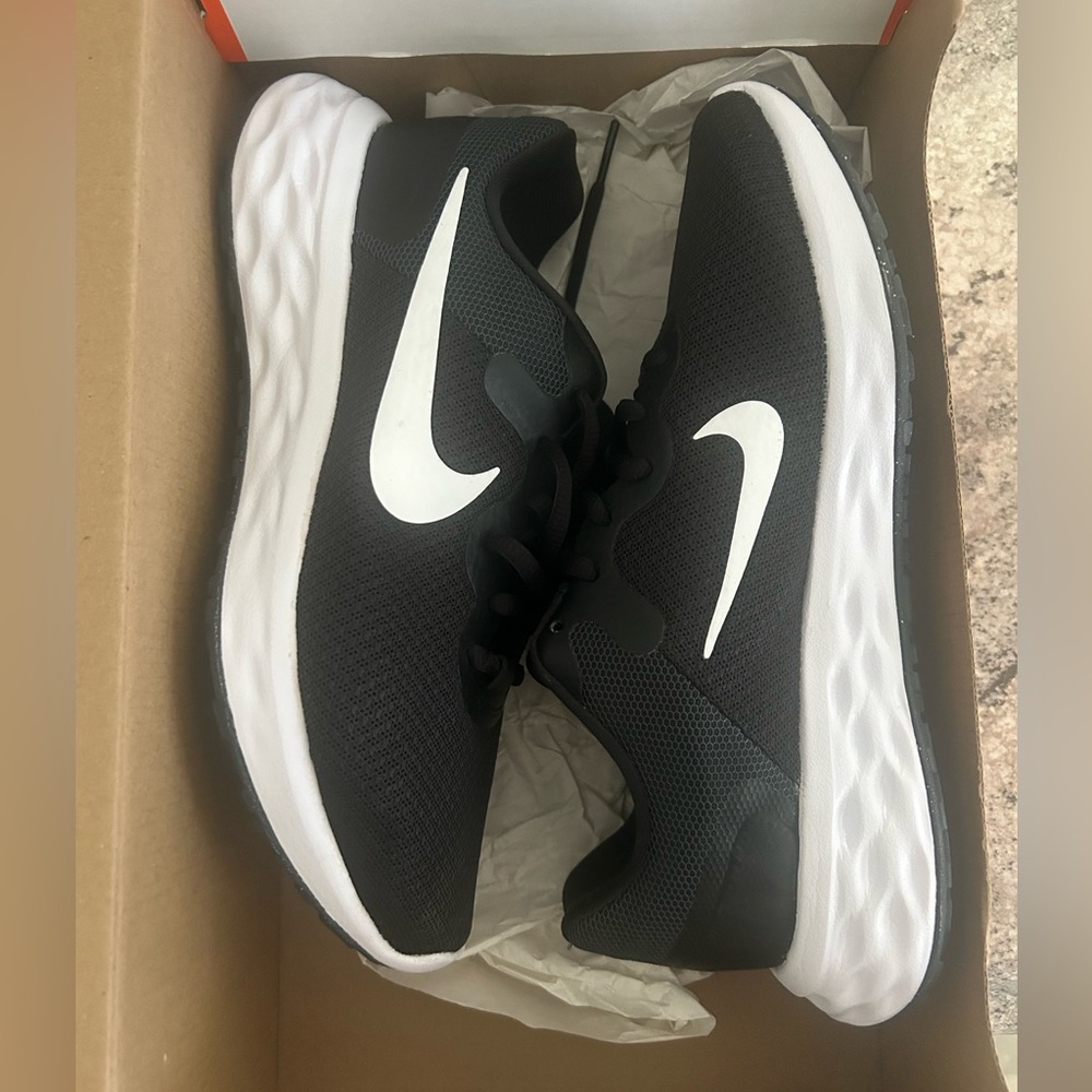 Nike Revolution 6 next nature women’s size 7.5 black and white